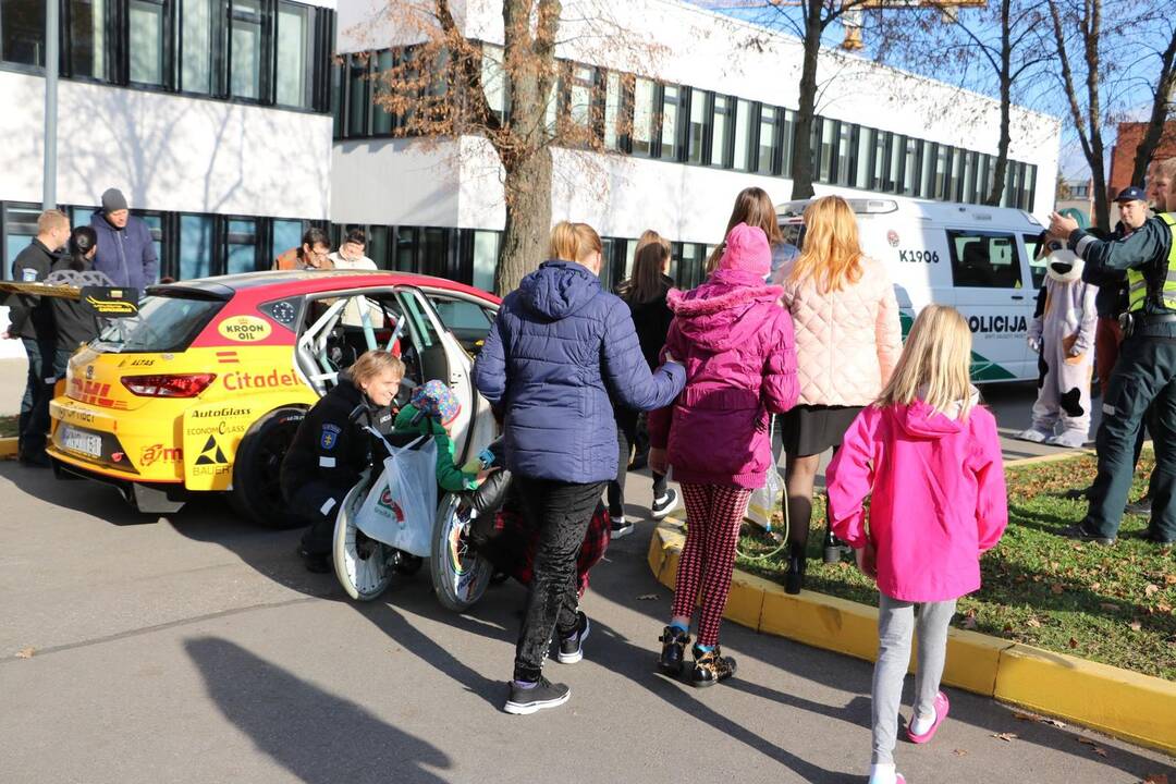 Pareigūnai mažiesiems ligoniams pristatė ralio automobilius