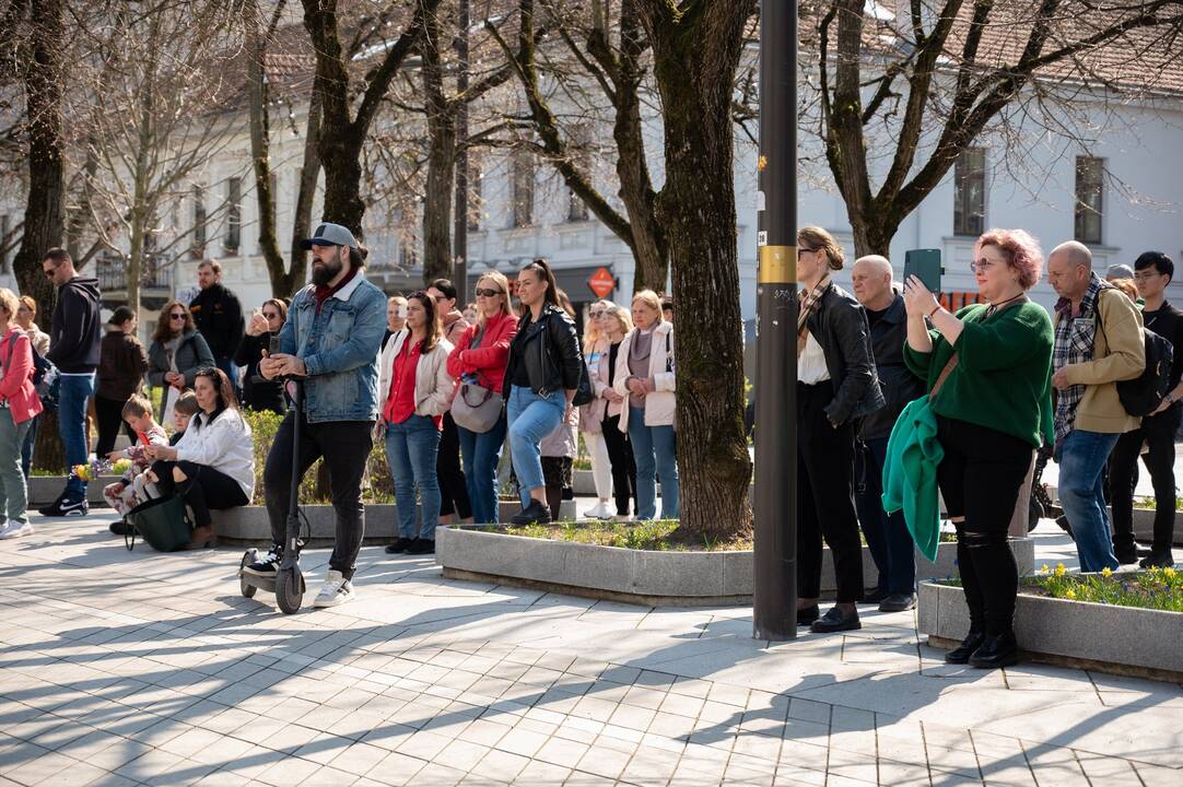 Kauno menininkai simboliškai pasveikinti išskirtine eisena