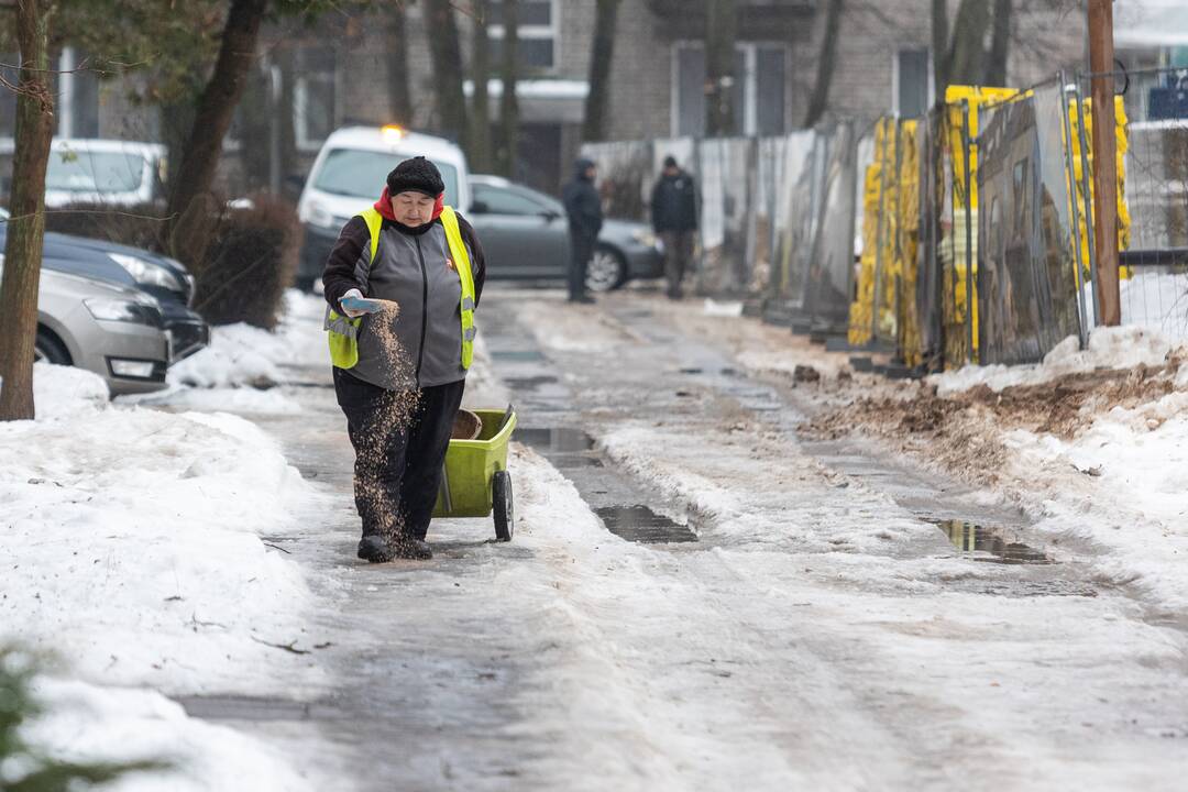 Keliai vietomis slidūs, kai kur eismą sunkina rūkas ir pustomas sniegas 