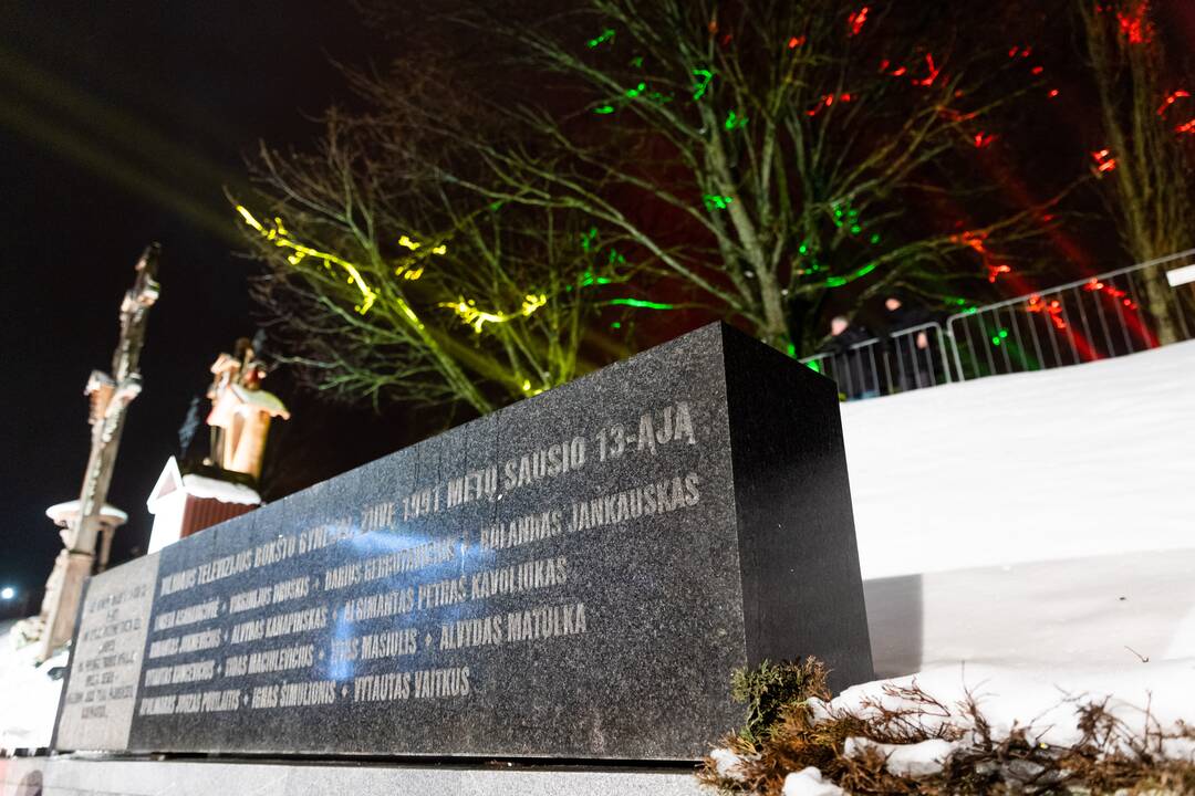 Atminimo laužų uždegimo ceremonija prie Vilniaus televizijos bokšto