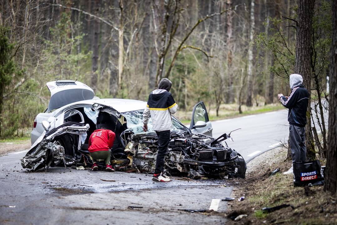 Karačiūnų gatvėje BMW rėžėsi į medį