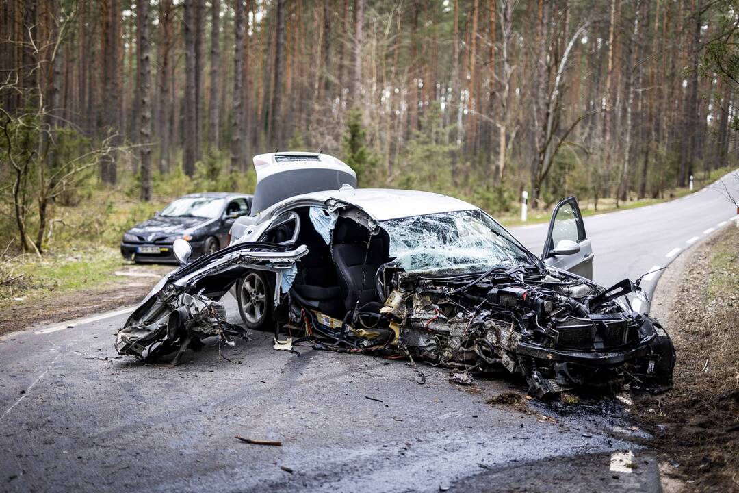 Karačiūnų gatvėje BMW rėžėsi į medį