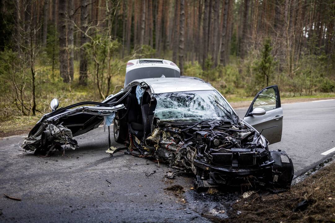 Karačiūnų gatvėje BMW rėžėsi į medį