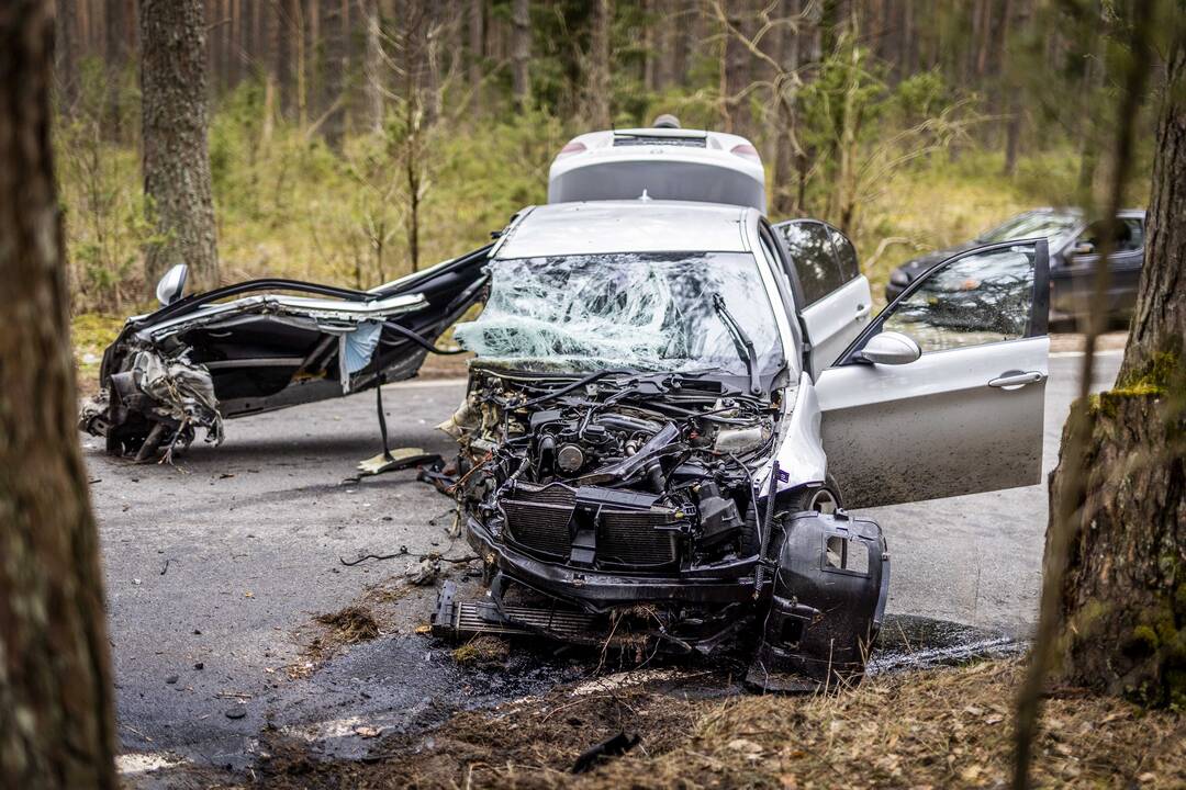 Karačiūnų gatvėje BMW rėžėsi į medį