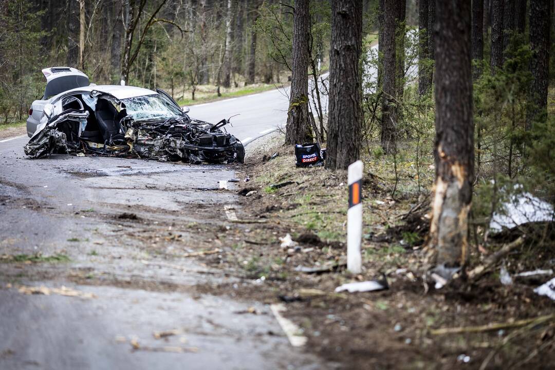 Karačiūnų gatvėje BMW rėžėsi į medį