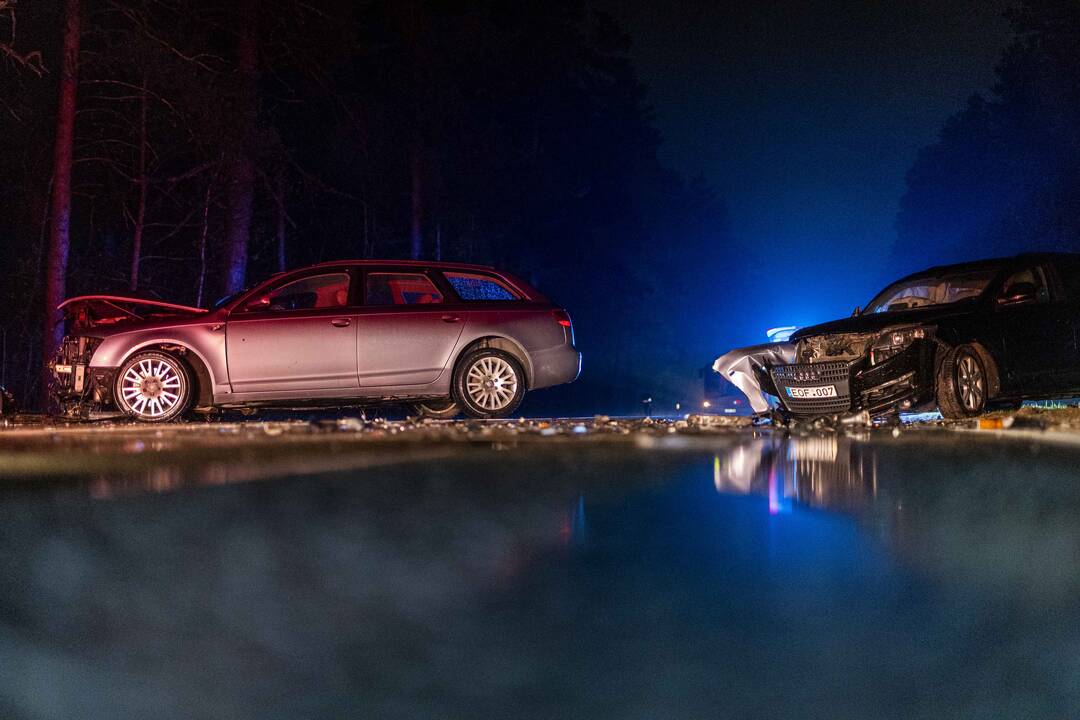 Nemenčinės plente – dviejų „Audi“ automobilių avarija