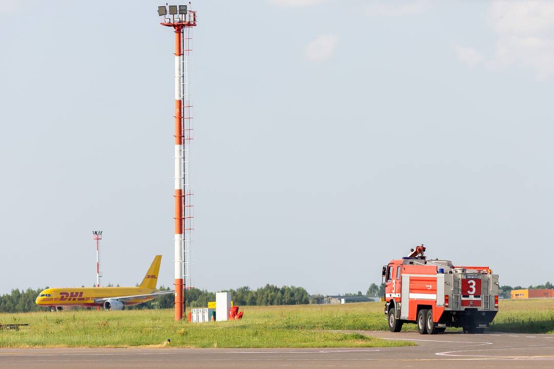 Vilniaus oro uosto kilimo-tūpimo take sugedęs lėktuvas