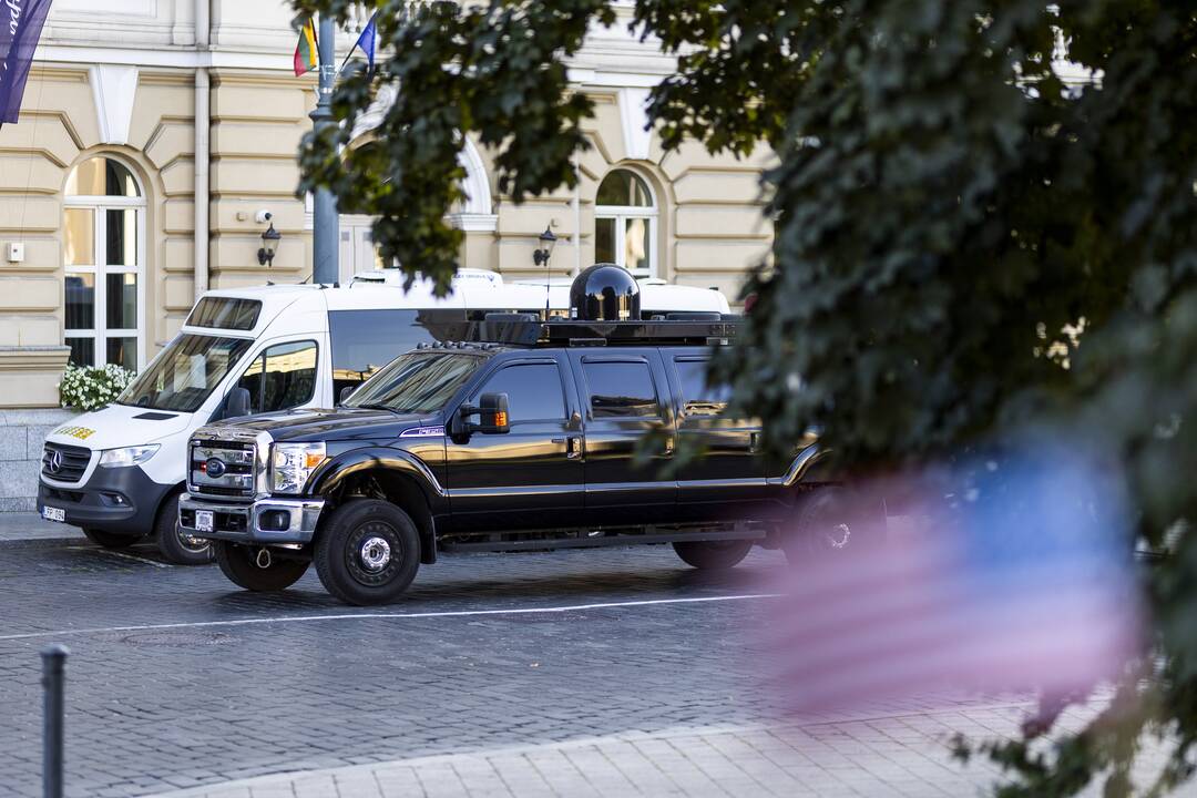 JAV prezidento J. Bideno kortežas prie „Kempinski“ viešbučio