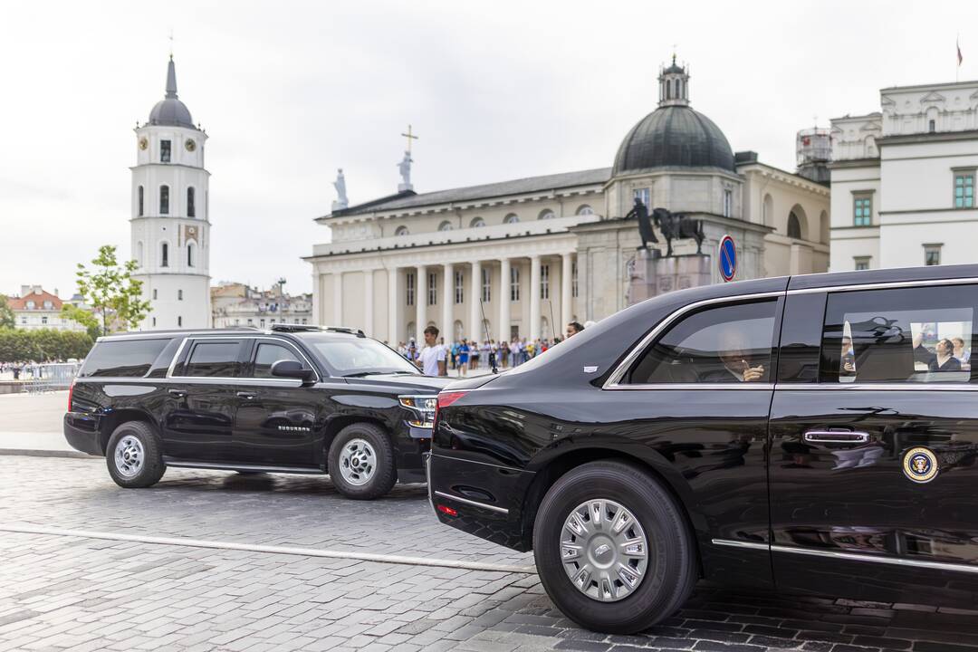 J. Bideno kalbos žmonės klausėsi ir S. Daukanto aikštėje šalia prezidentūros