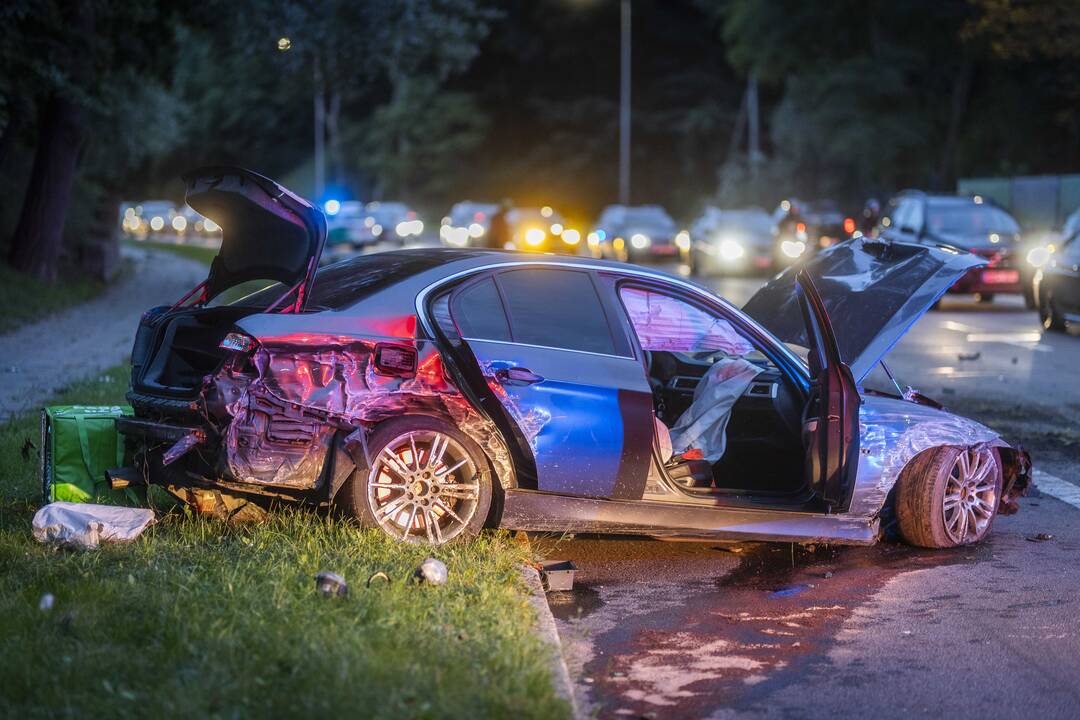 Olandų gatvėje BMW rėžėsi į du stulpus