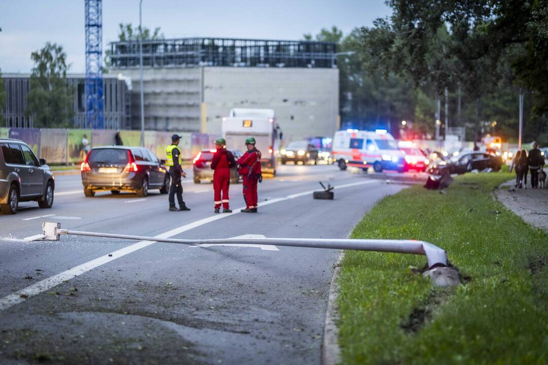 Olandų gatvėje BMW rėžėsi į du stulpus