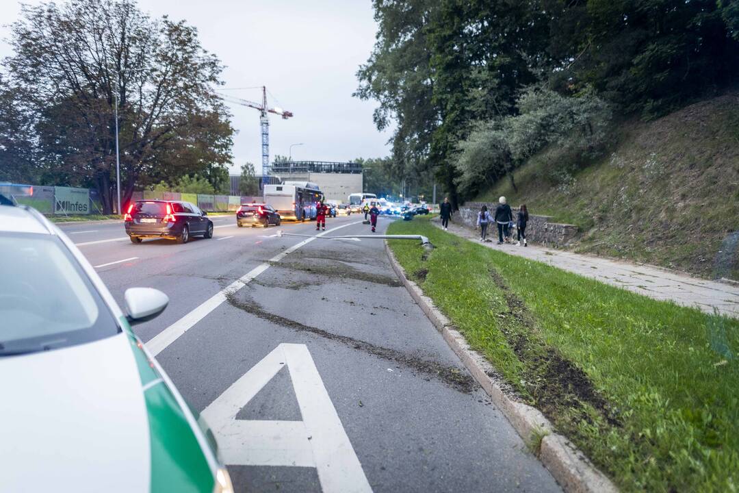 Olandų gatvėje BMW rėžėsi į du stulpus