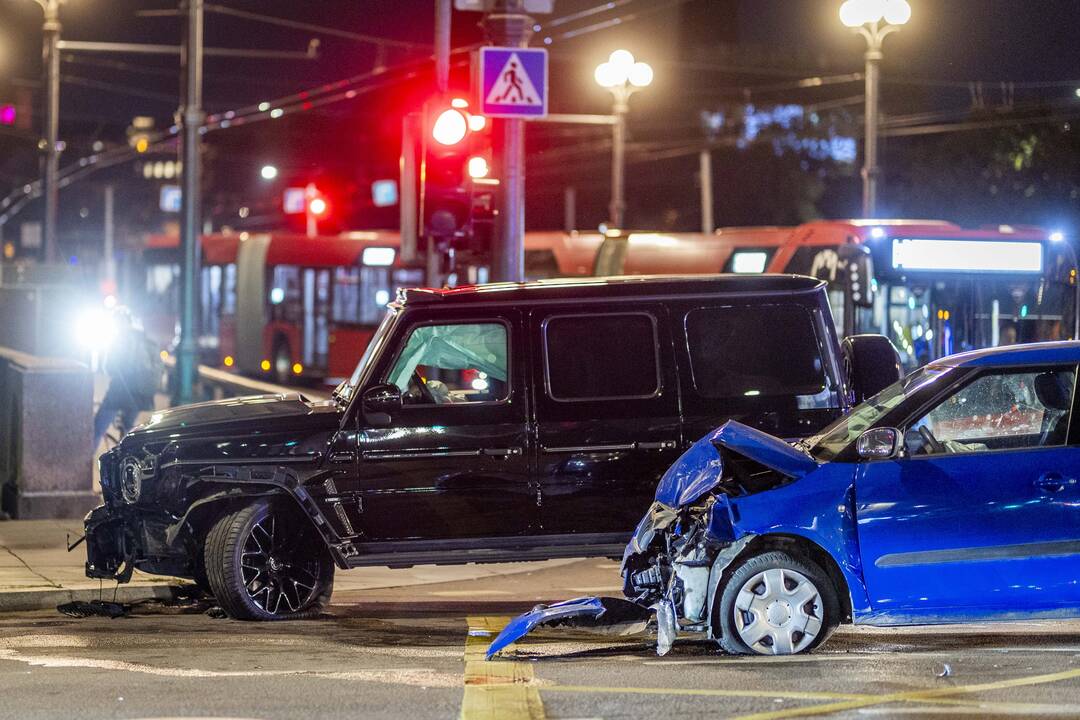  Prie Žaliojo tilto susidūrė „Škoda“ ir prabangus „Mercedes“ automobilis
