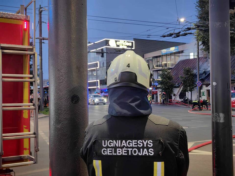 Savanorių prospekte liepsnos talžė medinį namą
