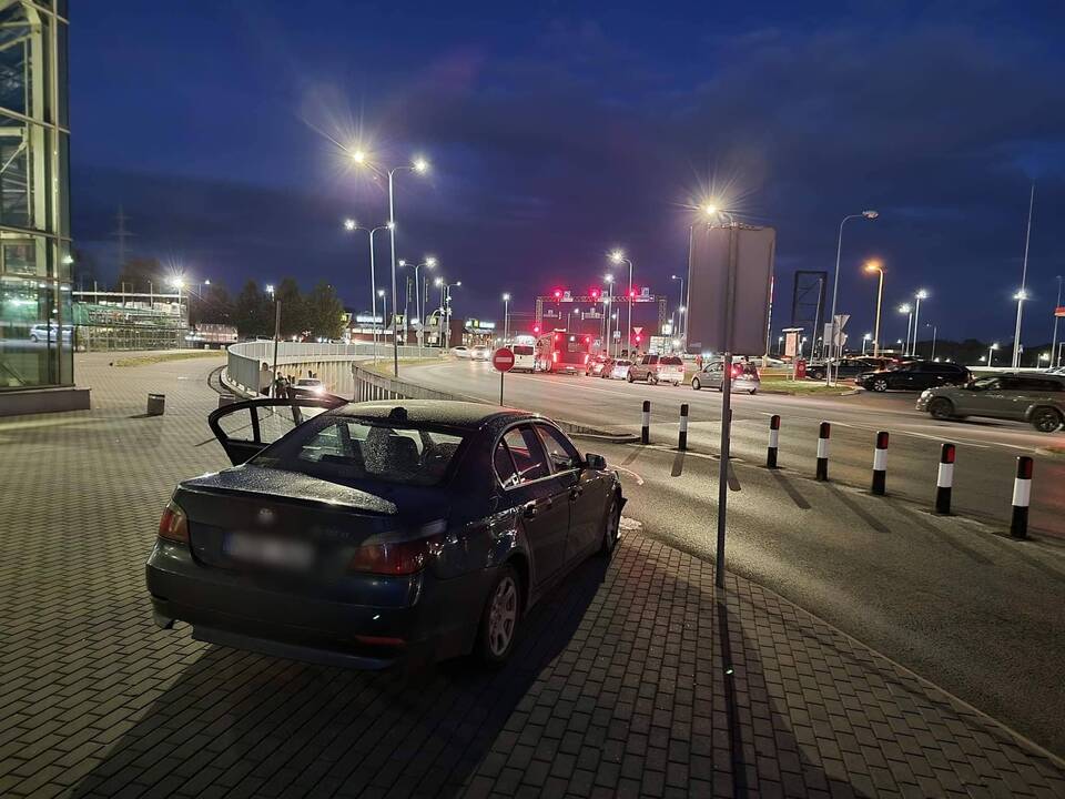 Tunelyje BMW rėžėsi į sieną