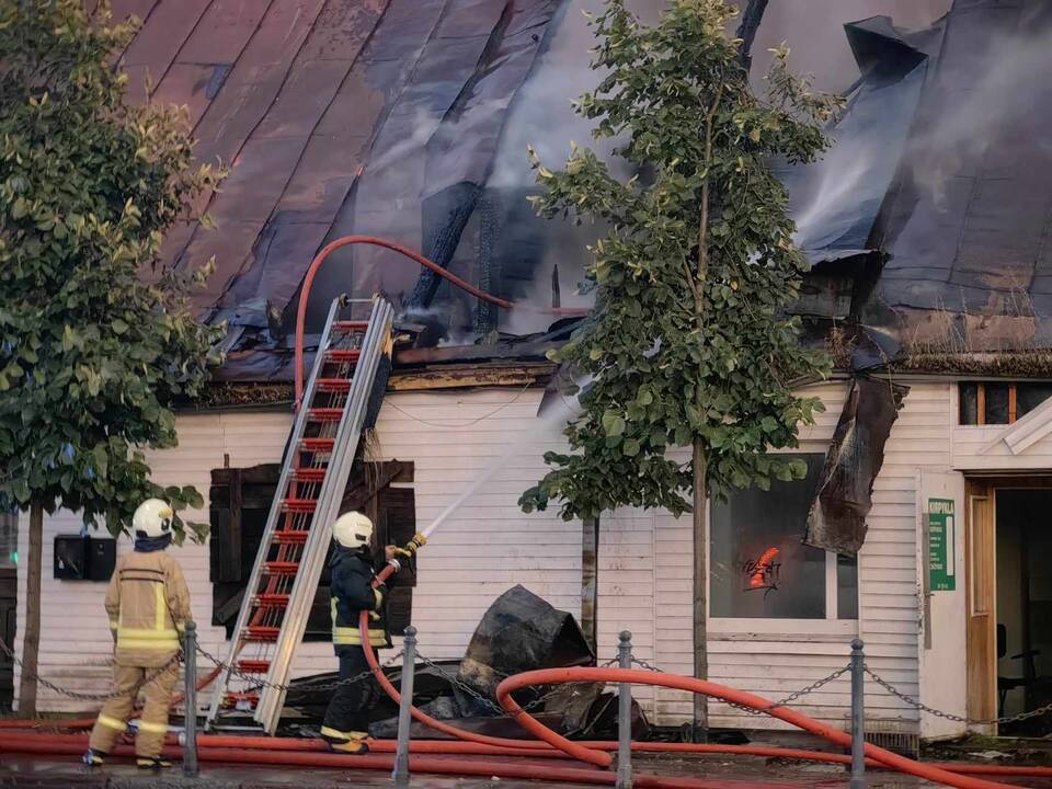 Savanorių prospekte liepsnos talžė medinį namą