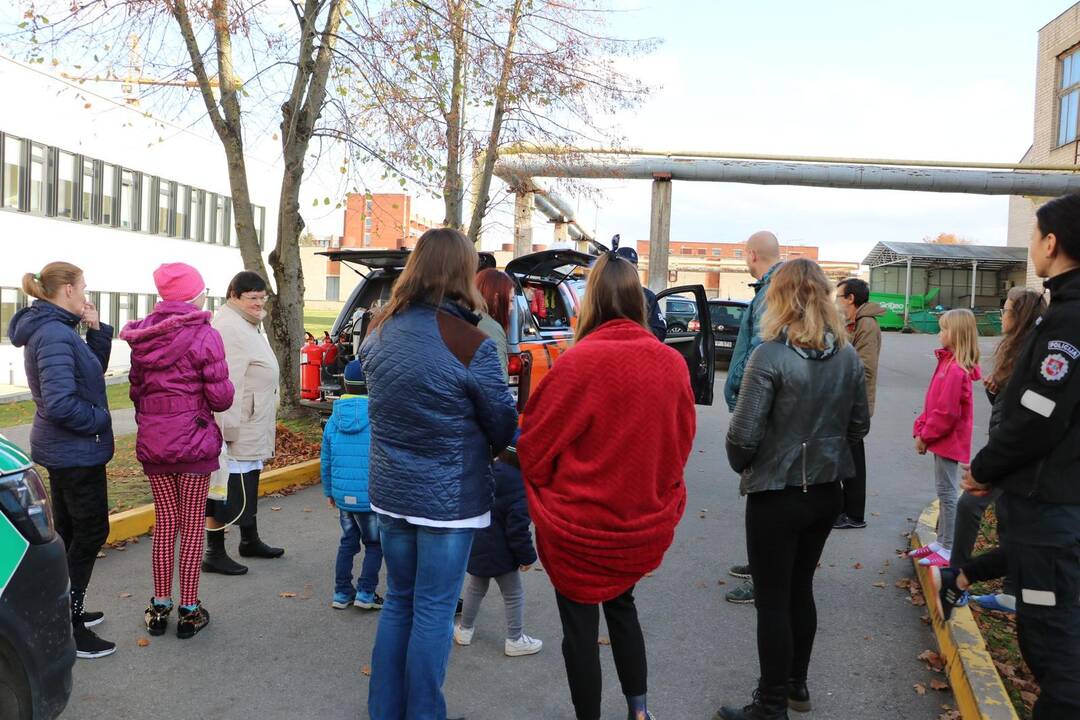 Pareigūnai mažiesiems ligoniams pristatė ralio automobilius