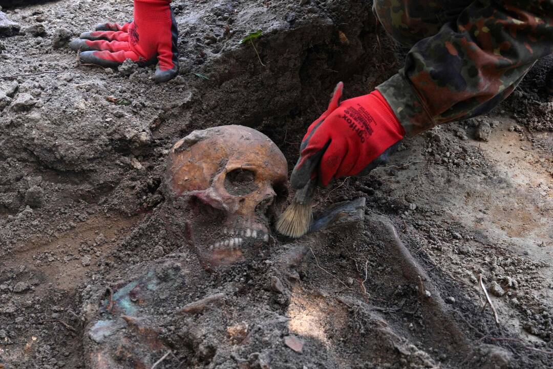 Lenkija pradeda Antrojo pasaulinio karo žudynių aukų ekshumaciją po ginčo su Ukraina