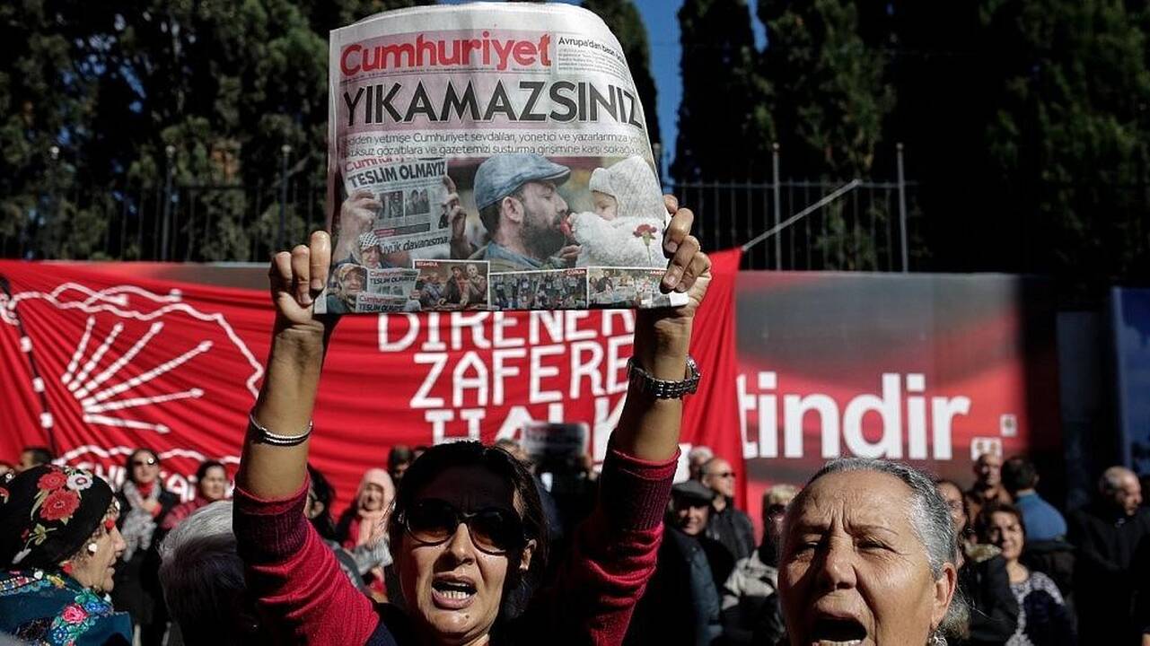 Turkijos teismas nuteisė kalėti 25 su F. Gulenu siejamus žurnalistus 