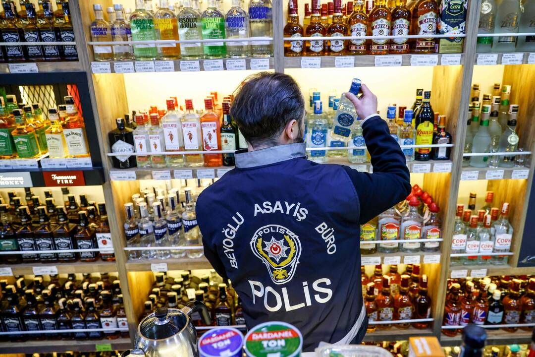 Per pastarąsias 6 savaites Turkijoje apsinuodiję nelegaliu alkoholiu mirė 124 žmonės
