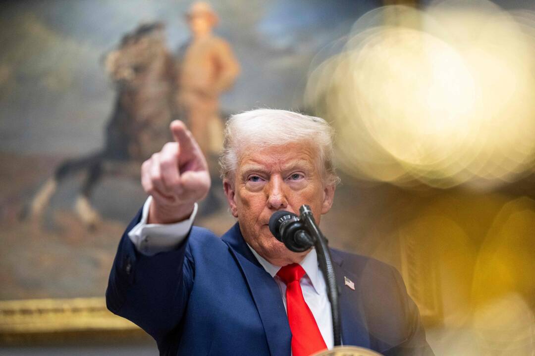 Trumpas prognozuoja, kad JAV laimės „finansinį mūšį“ su ES