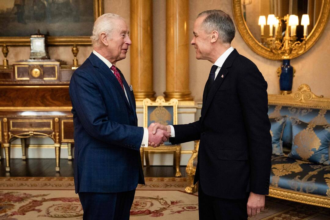Britų karalius Charlesas III priėmė Kanados premjerą Carney Bakingamo rūmuose