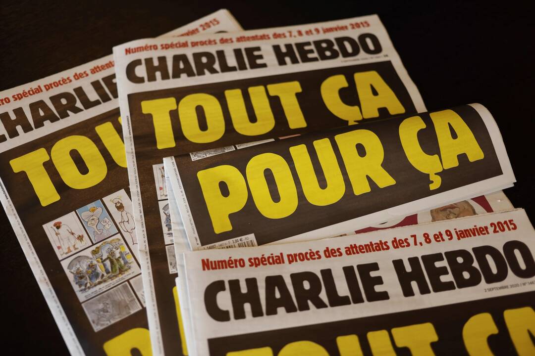 „Charlie Hebdo“ kreipėsi į teismą dėl suklastotų prorusiškų viršelių