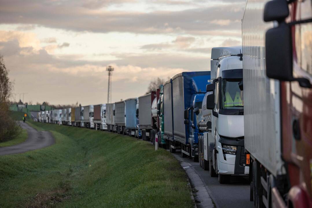 Dėl pasienio punktų blokados Lenkijos ir Ukrainos pasienyje vilkikams eilėje tenka laukti 10 dienų