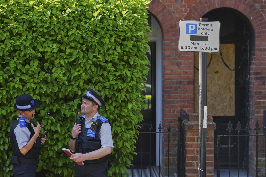 JK policija sulaikė trečią įtariamąjį dėl gaisro britų premjero Keiro Starmerio namuose