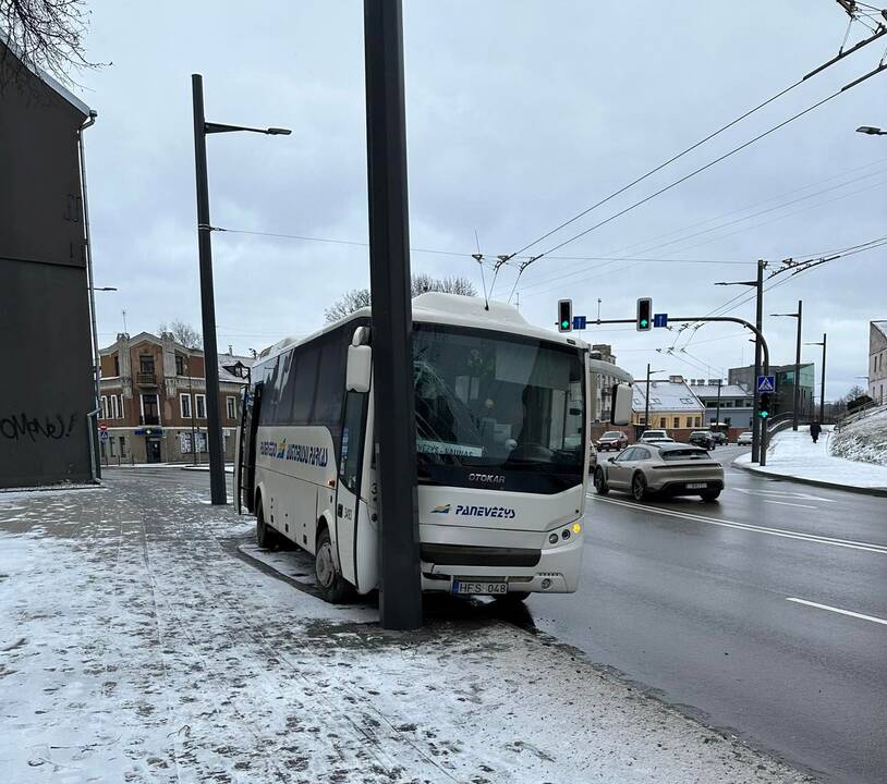 Šv. Gertrūdos gatvėje į stulpą rėžėsi maršrutinis autobusas