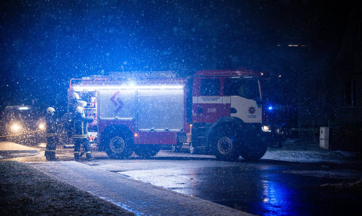 Vilniuje atvira liepsna degė namas, nukentėjo vyras