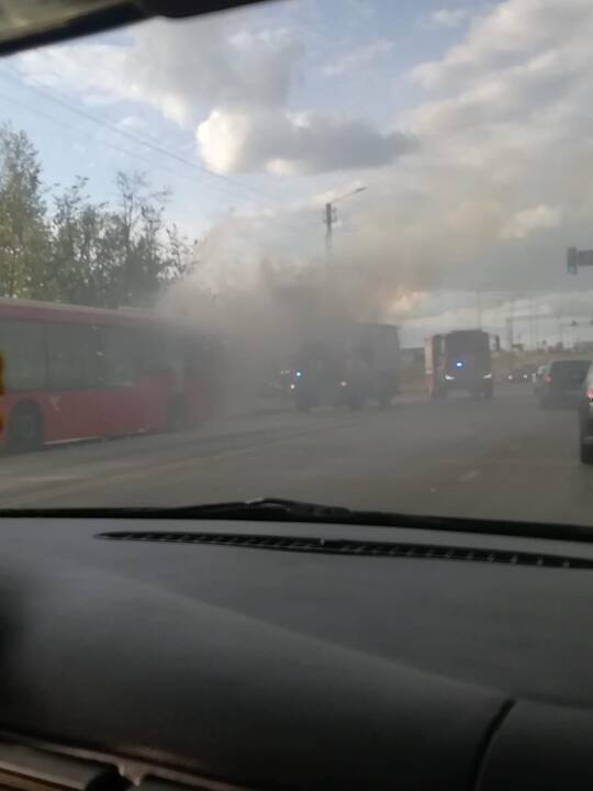 Ugniagesiai skubėjo į Jotvingių gatvę: degė autobusas