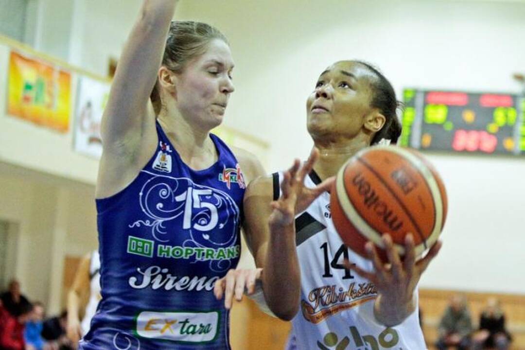 Shenita Landry (dešinėje)