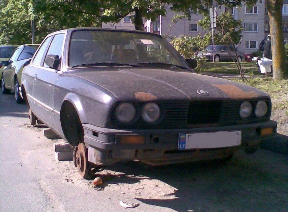 Iš sostinės kiemų nuo birželio išvežta 80 bešeimininkių automobilių