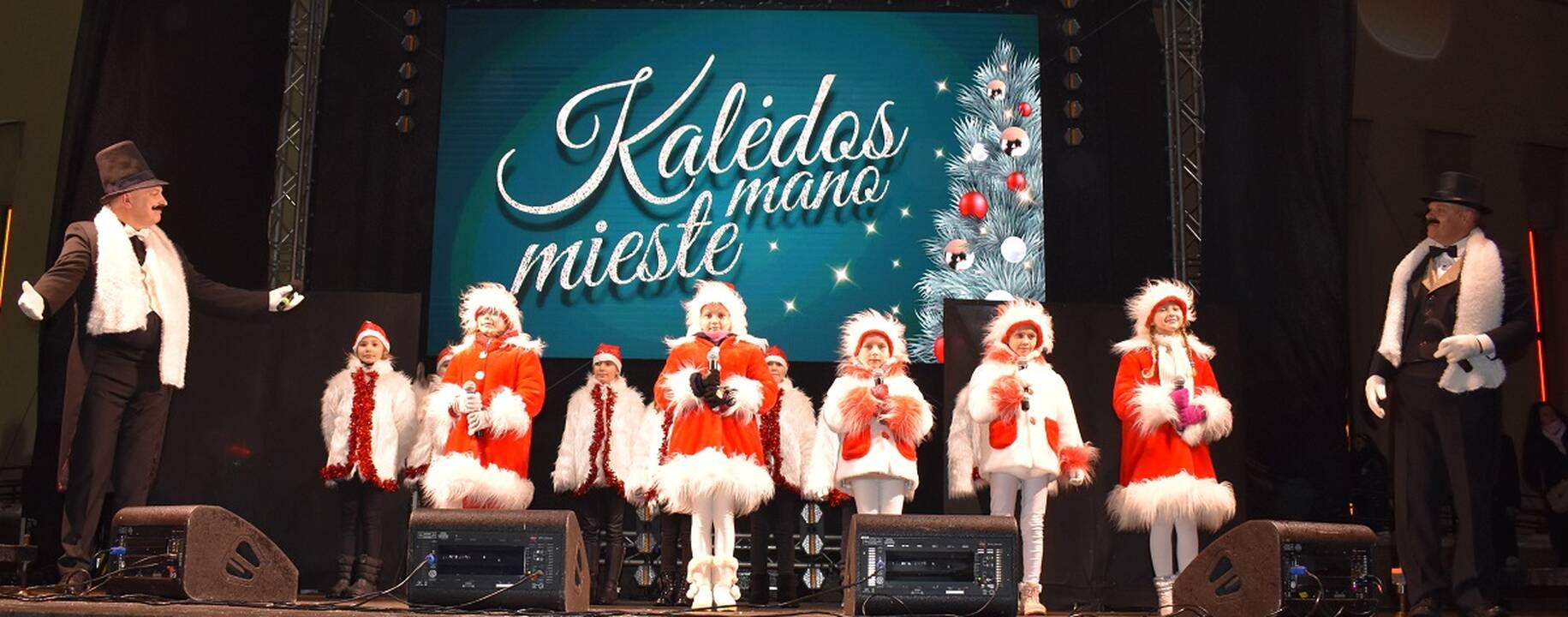 Įžiebta kalėdinė Mažeikių eglė