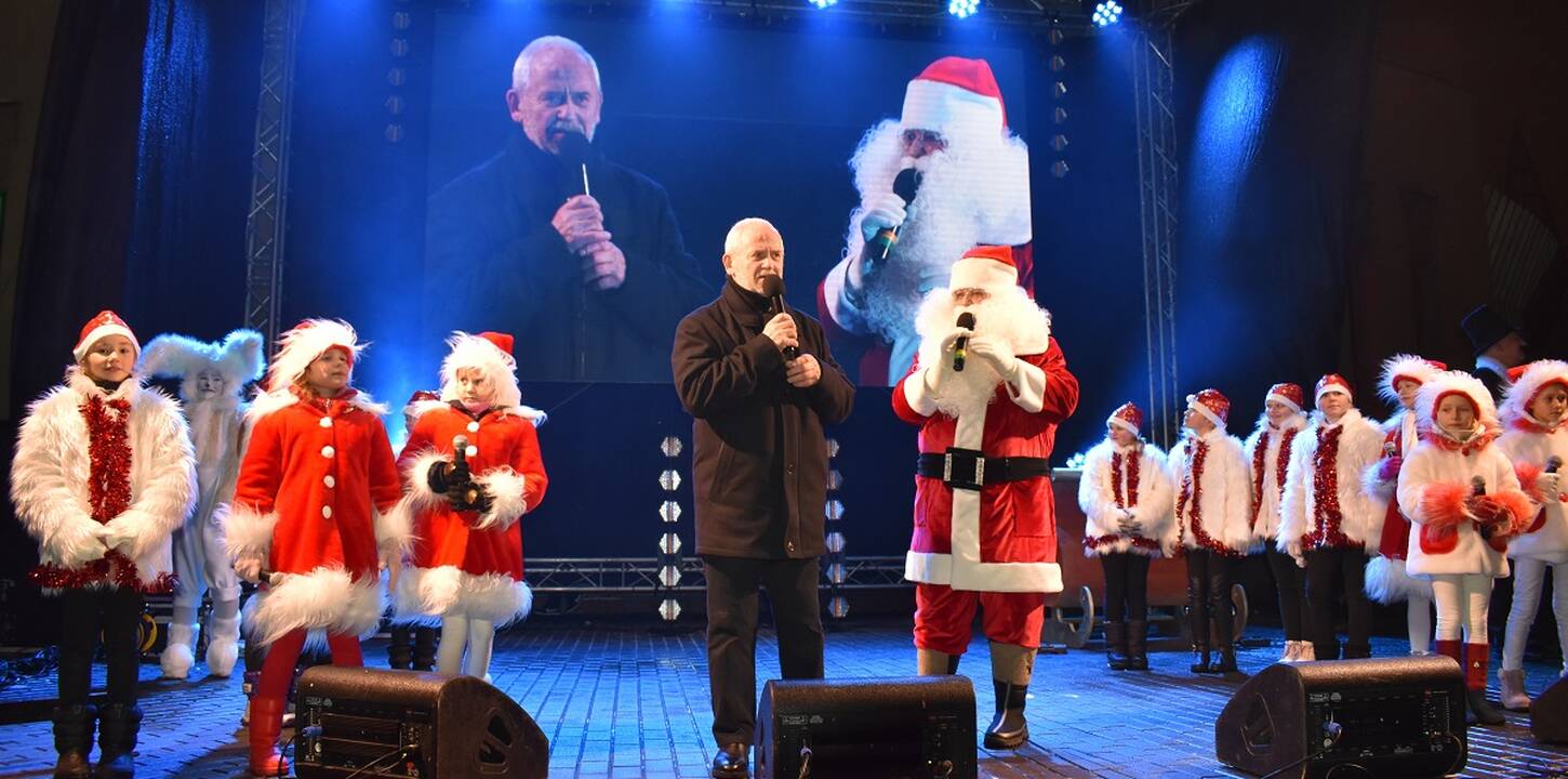 Įžiebta kalėdinė Mažeikių eglė