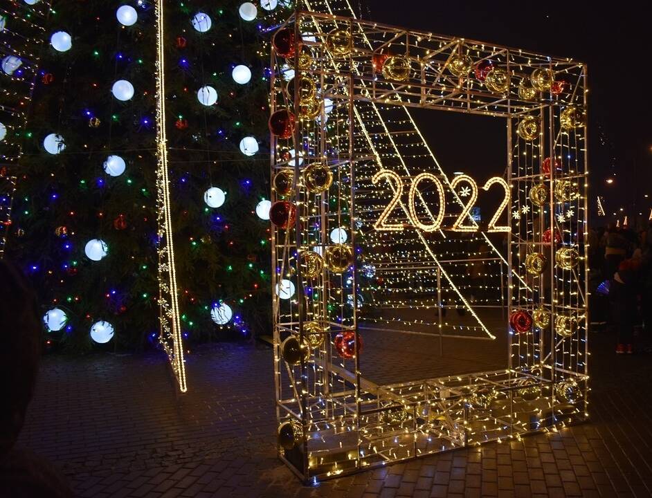 Įžiebta kalėdinė Mažeikių eglė