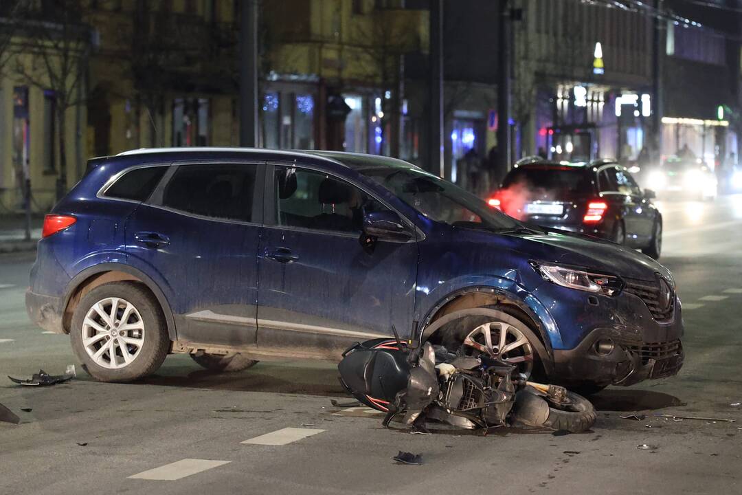 Vytauto prospekte „Renault“ susudūrė su motoroleriu