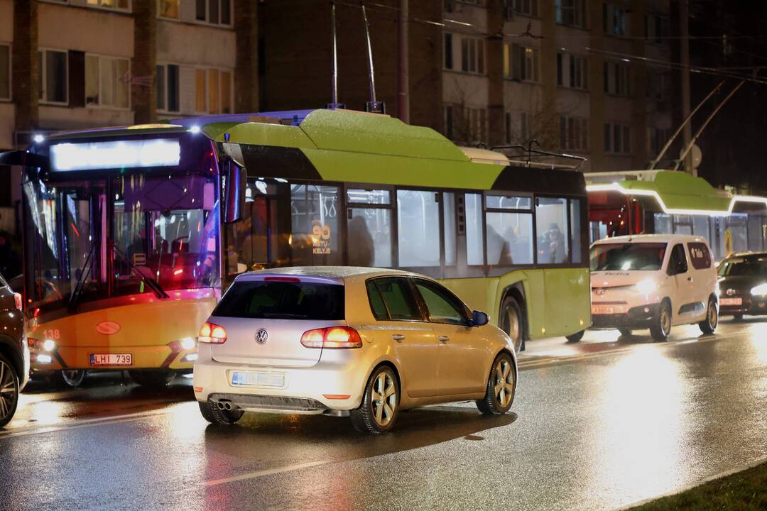 Kovo 11-osios gatvėje „Volkswagen Golf“ partrenkė moterį