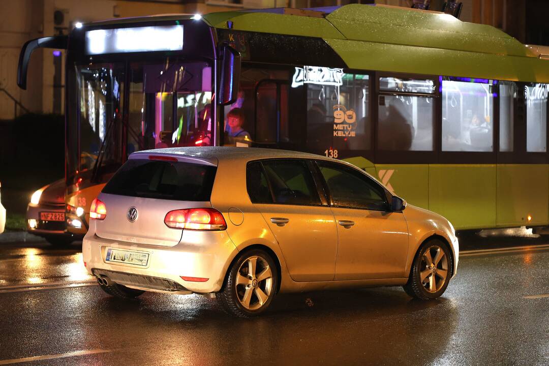 Kovo 11-osios gatvėje „Volkswagen Golf“ partrenkė moterį