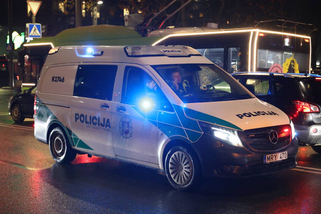 Kovo 11-osios gatvėje „Volkswagen Golf“ partrenkė moterį