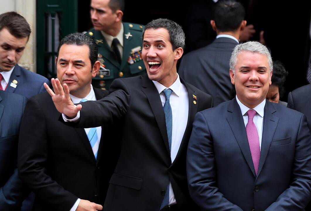 Juanas Guaido (viduryje)
