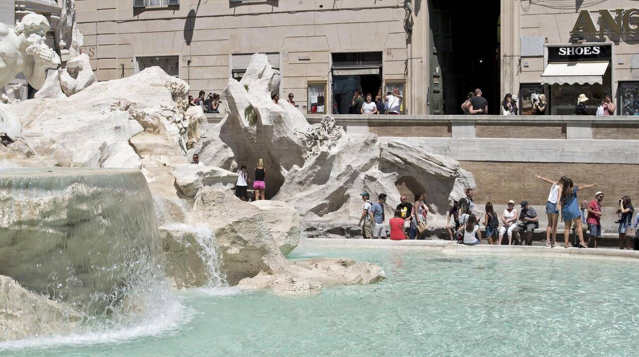 Nesutardamos dėl vietos asmenukei, prie Trevi fontano susipešė dvi turistų šeimos