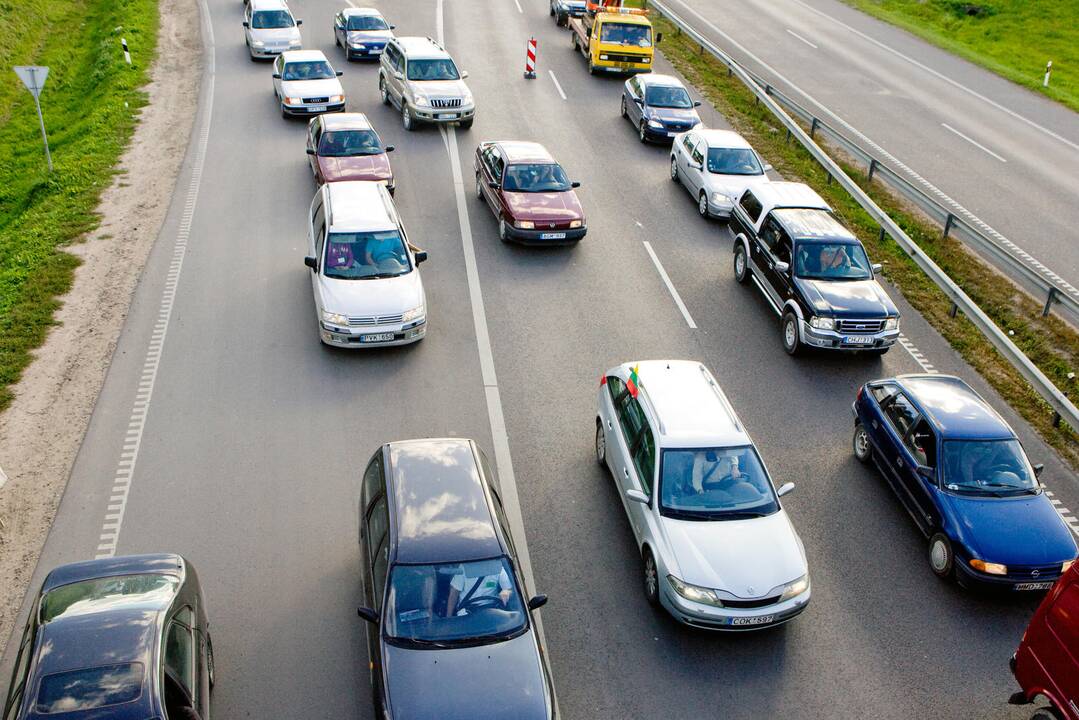 Magistralėje Vilnius-Kaunas - automobilių spūstys