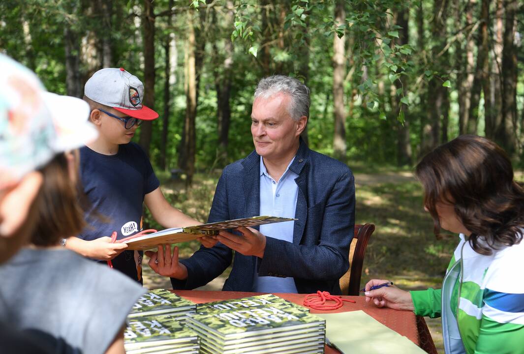 Prezidentas su žmona lankėsi patriotiškumo ir pilietiškumo stovykloje 
