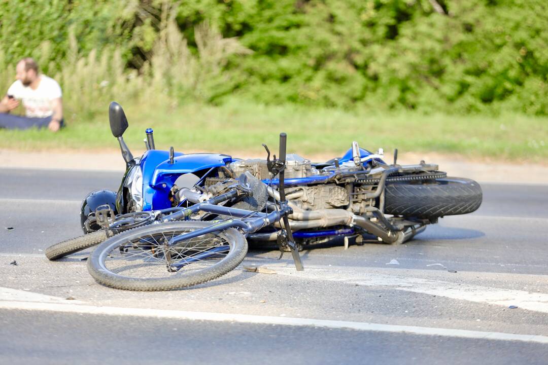 Garliavoje motociklas partrenkė dviratininką