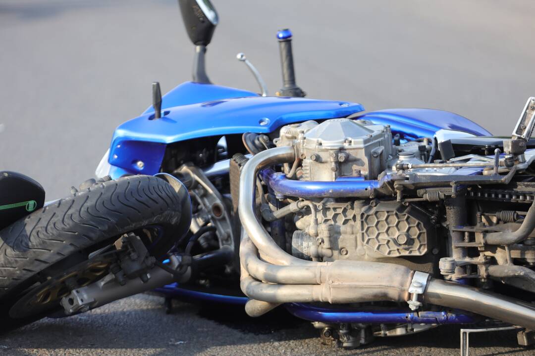 Garliavoje motociklas partrenkė dviratininką