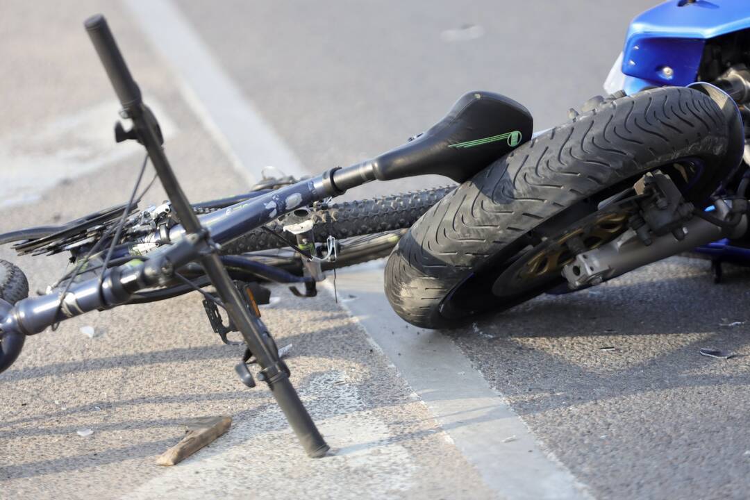 Garliavoje motociklas partrenkė dviratininką
