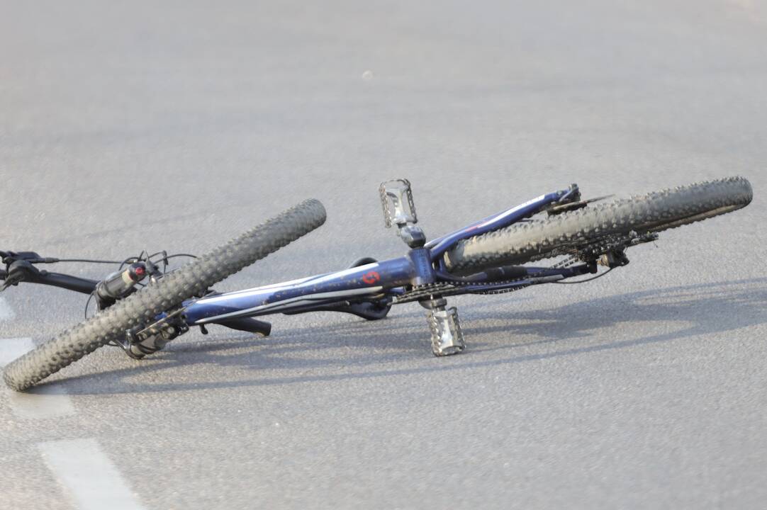 Garliavoje motociklas partrenkė dviratininką