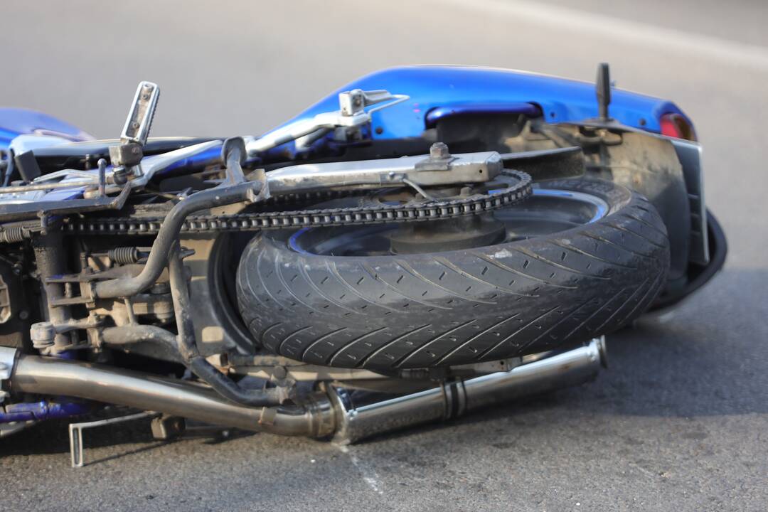 Garliavoje motociklas partrenkė dviratininką
